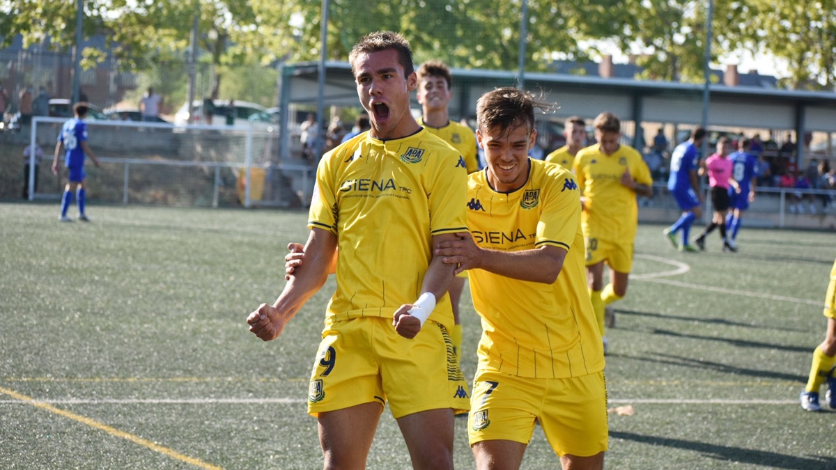 Luis Molina celebra un gol