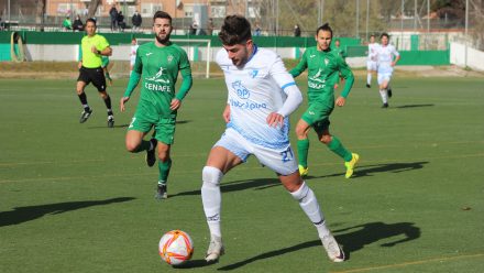 Luismi conduce el balón partit Villaverde