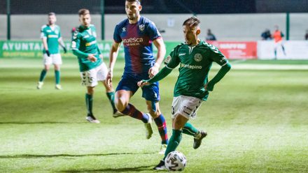 Mani controla balón contra Huesca