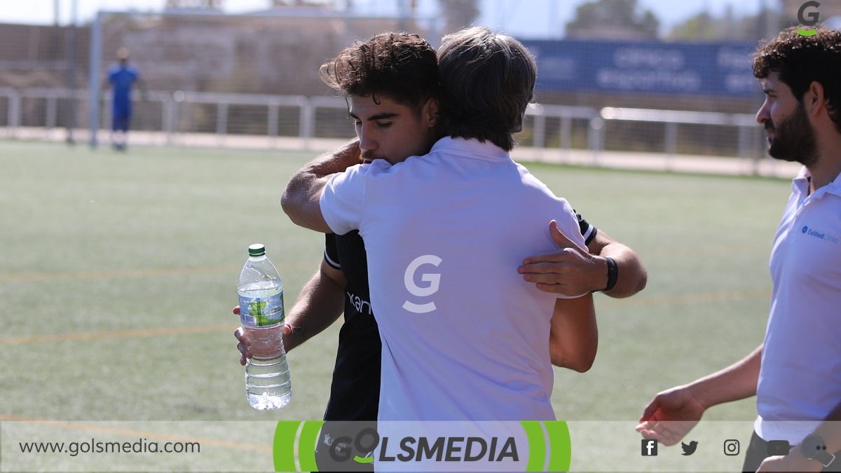 Aquino se abraza con Roberto Bas