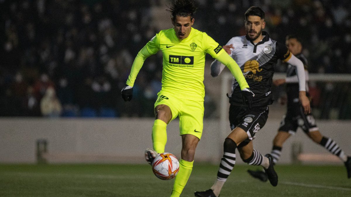 Pere Milla controla el balón.