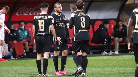 Jugadors UD Sanse parlen entre si