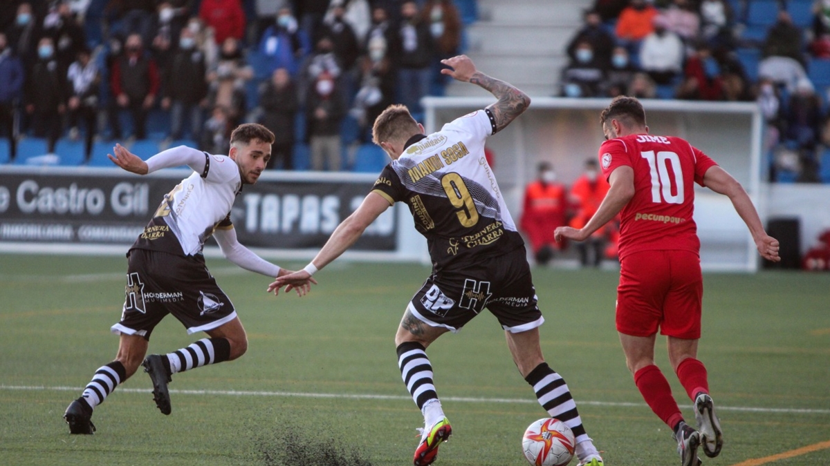 Mandi Sosa controla el balón
