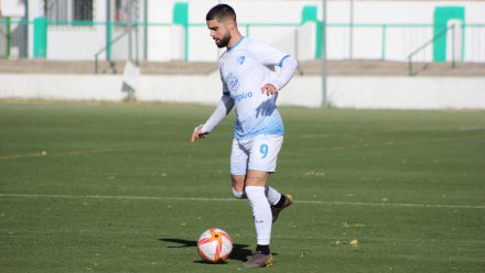 Rubén Ramiro maneja el balón