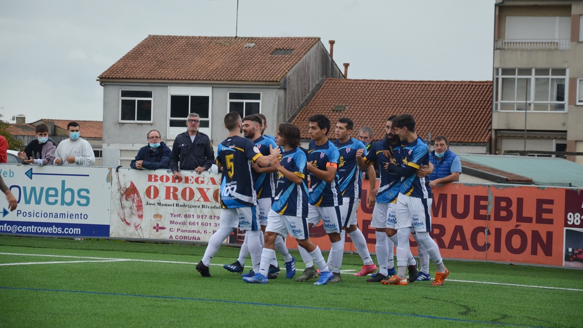 Jugadores CSD Arzúa celebran un gol