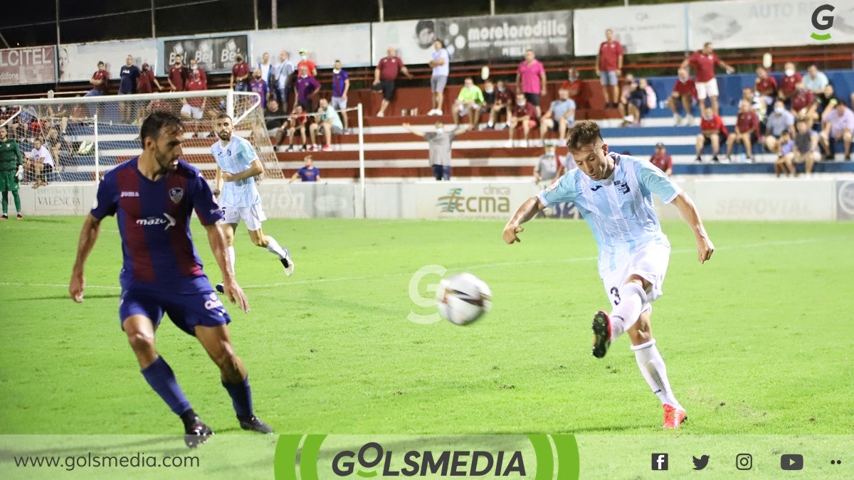 Álex Alonso golpea el balón