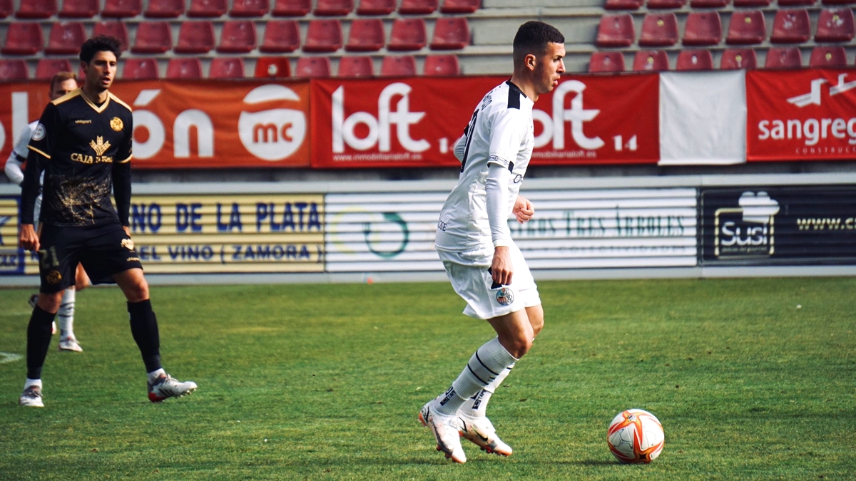 Adri Carrasco conduce el balón