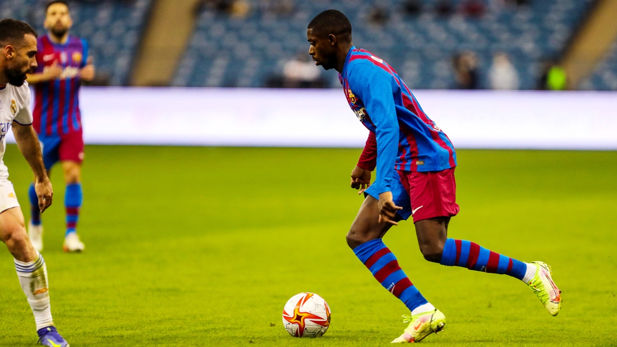 Ousman Dembelé conduce el balón