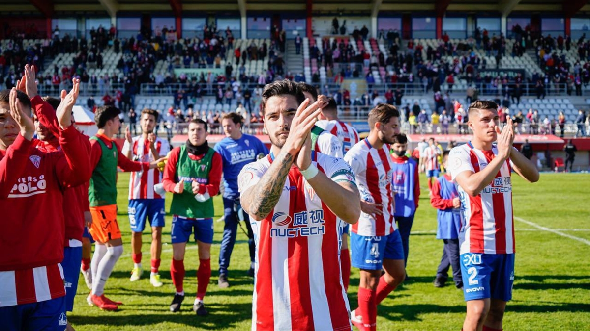 Jugador Algeciras CF aplaude afición