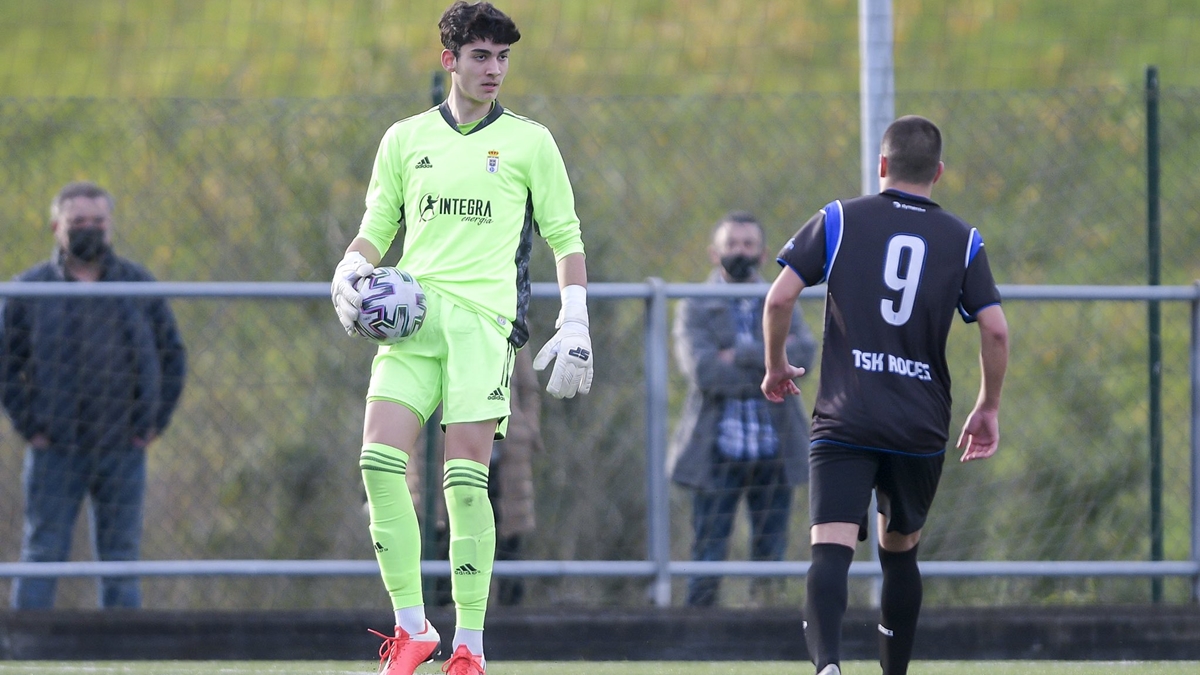 Diego Llamazares sujeta el balón