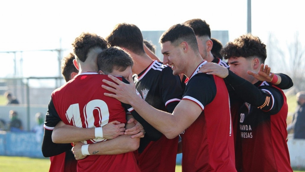 Jugadores CD Mirandés B celebran gol