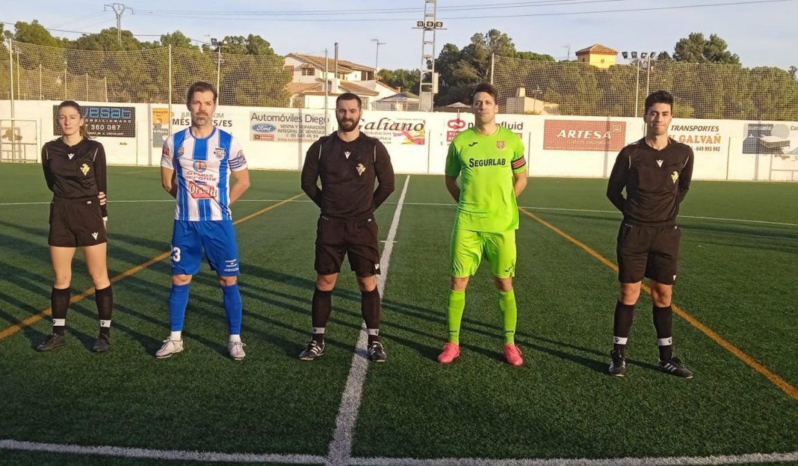 Los capitanes posan junto al trío arbitral.