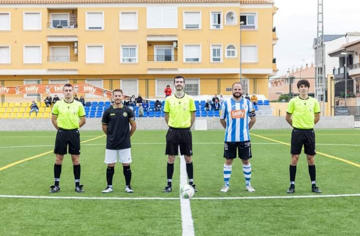 Los capitanes posan con los árbitros