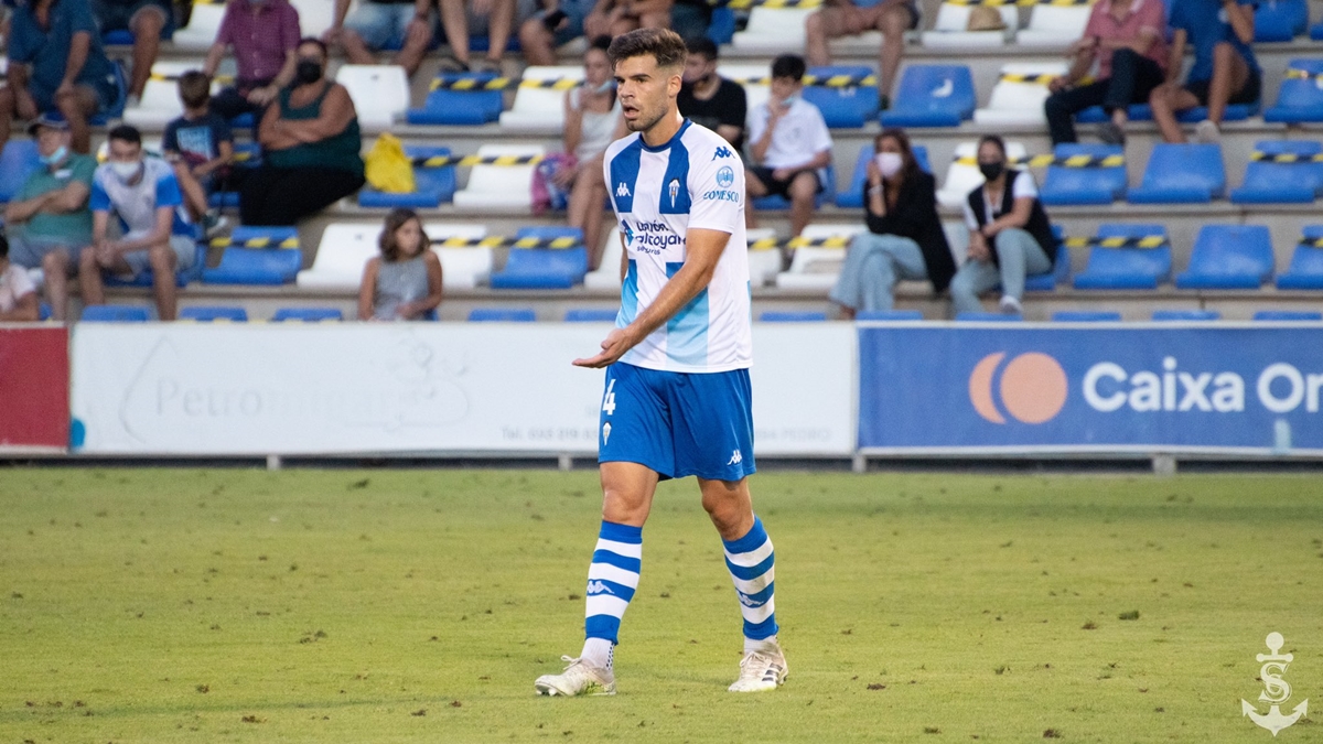 Carlos Blanco camina sobre el césped