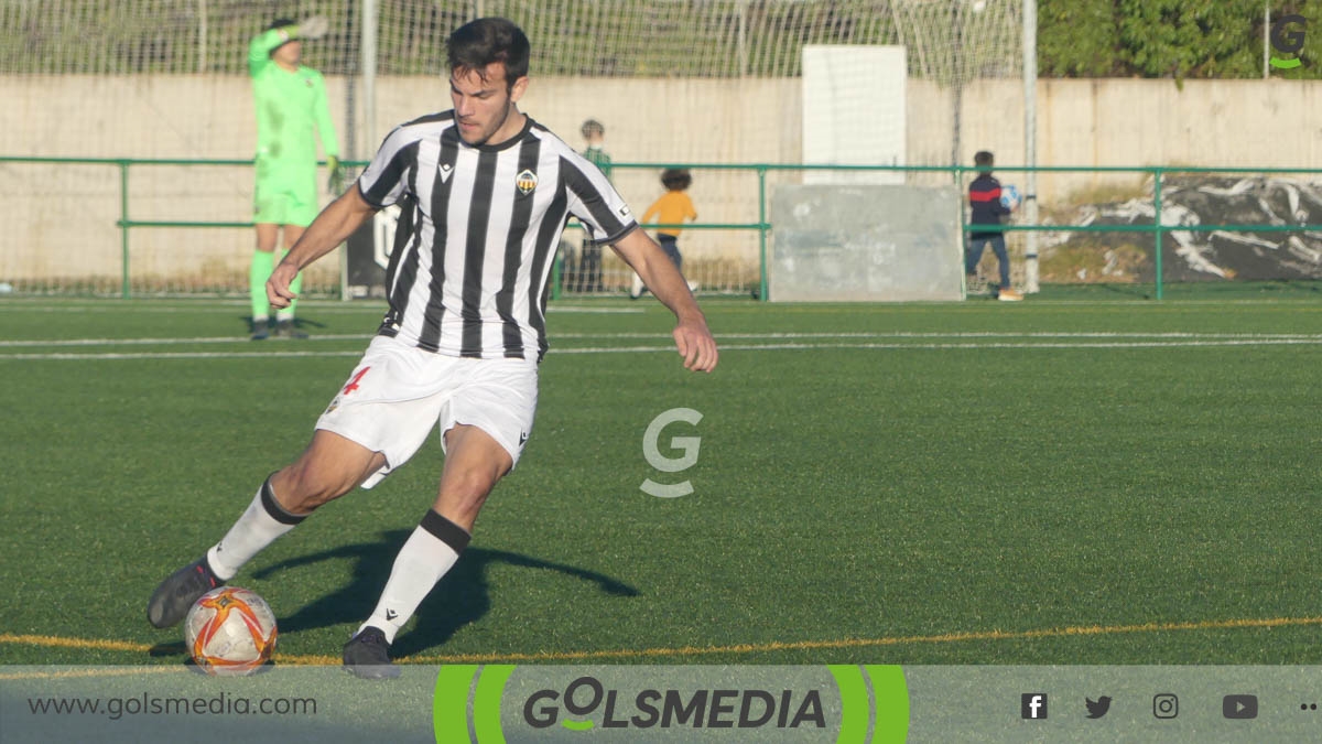 Jugador Castellón B golpea el balón