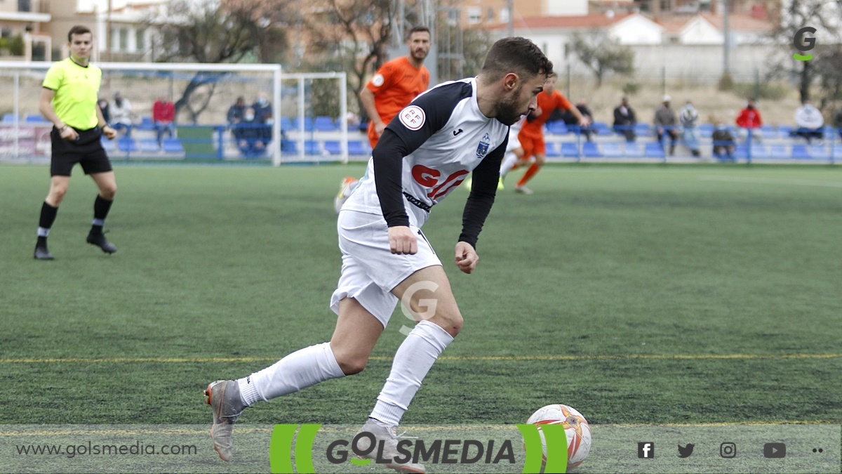 Adrián Rubio conduce el balón