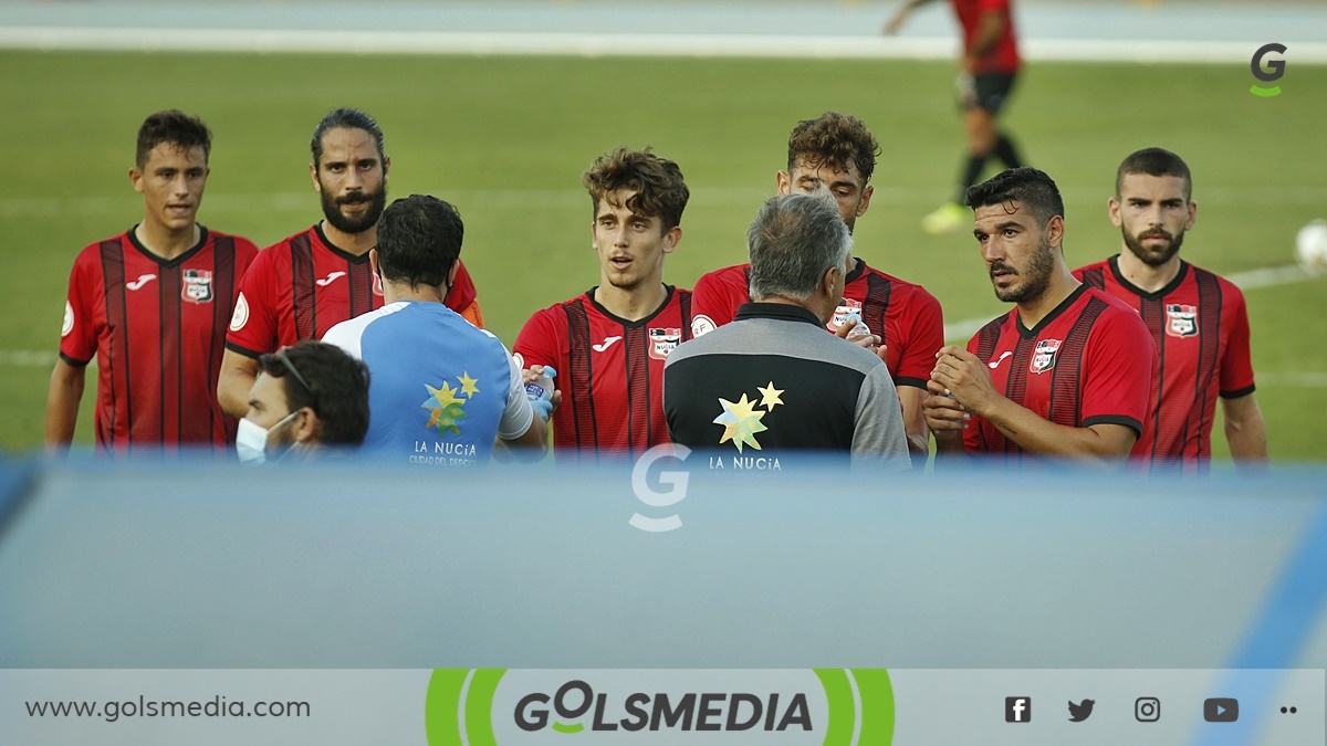 Jugadores CF La nucía atienden entrenador