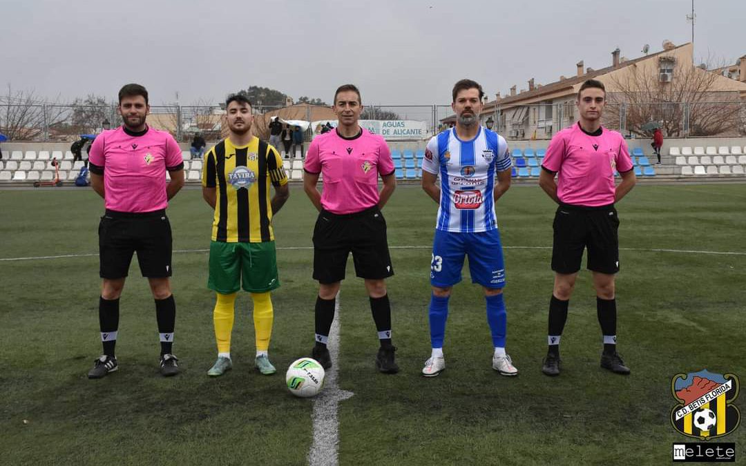 Los capitanes posan junto a los árbitros.