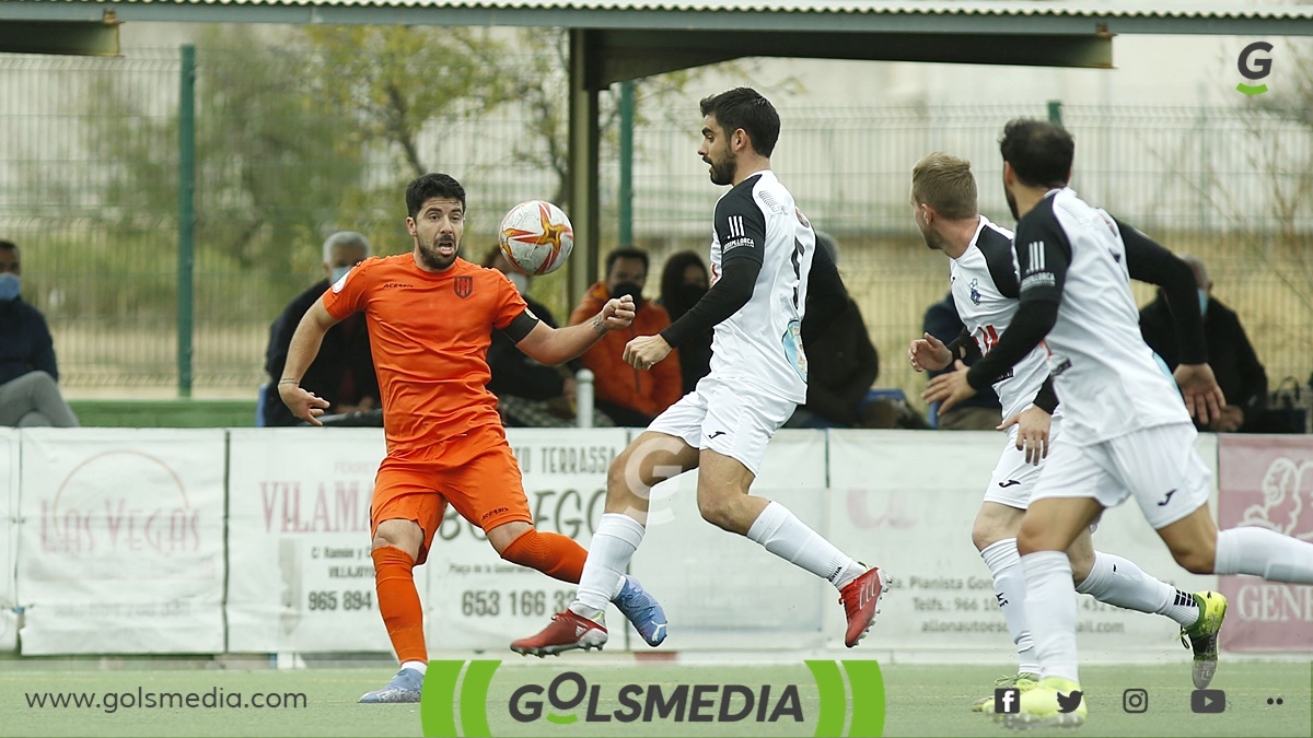 Iván Fernández baja el balón