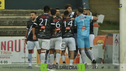 Jugadores SC Requena celebran gol