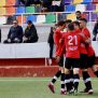 Jugadores FC Jove Español celebran gol abrazados