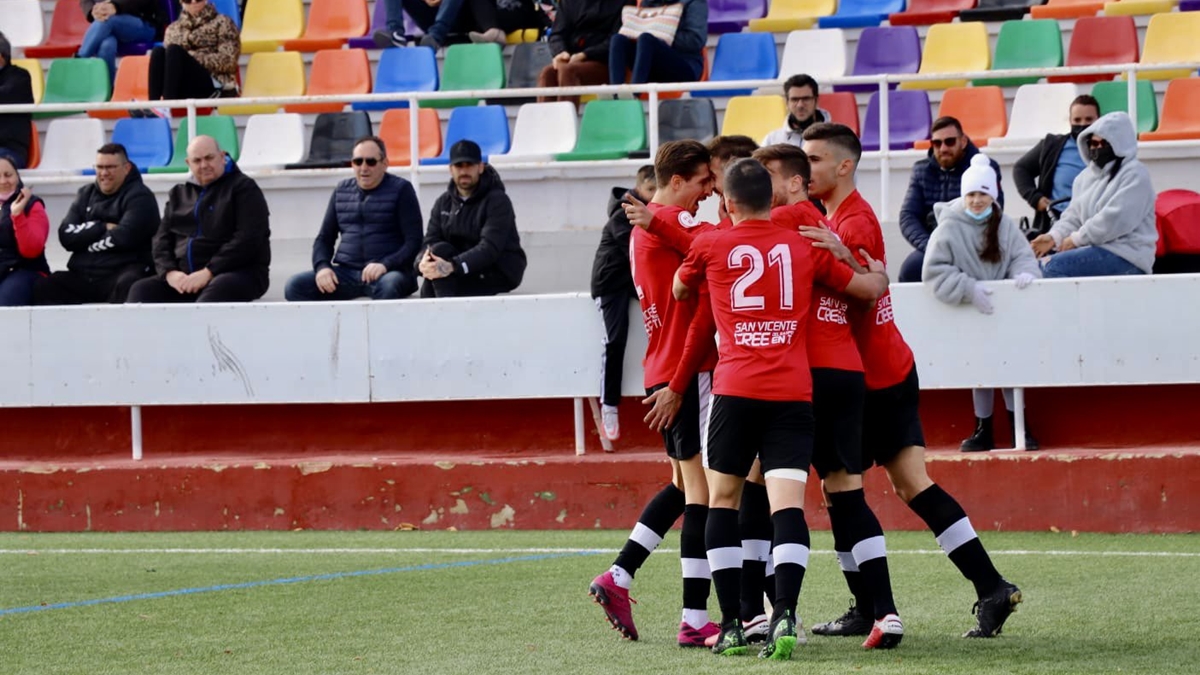 Jugadores FC Jove Español celebran gol abrazados