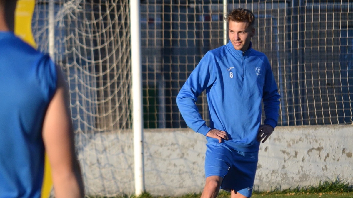 Nico Conesa sonríe durante entrenamiento