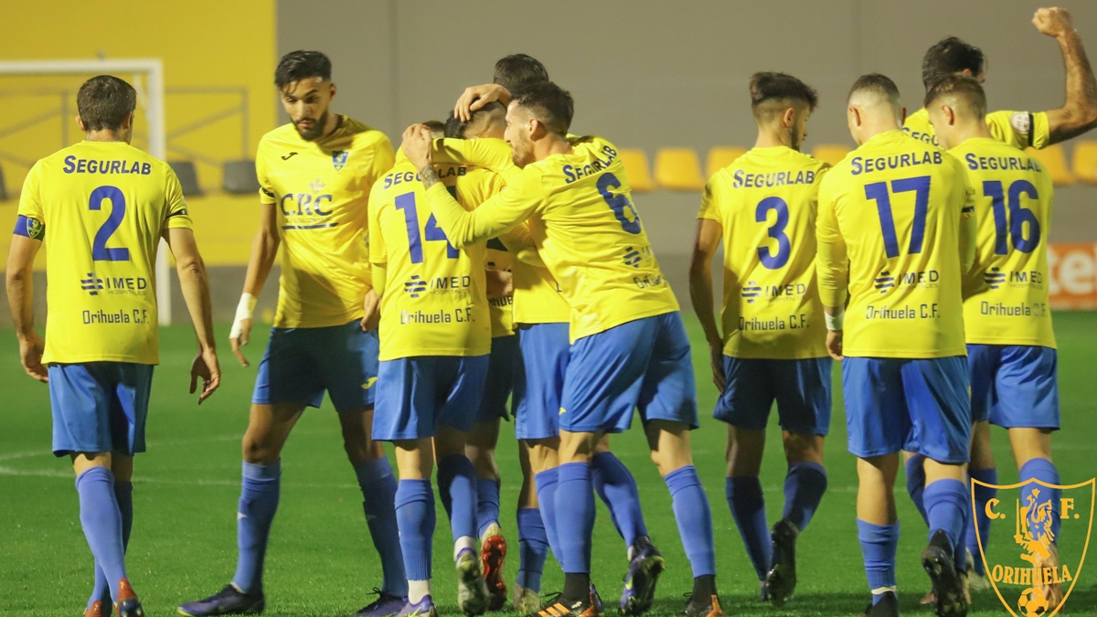 Jugadores Orihuela CF celebran gol