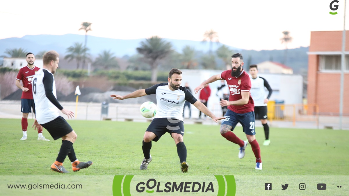 Jugador Carcaixent protege balón