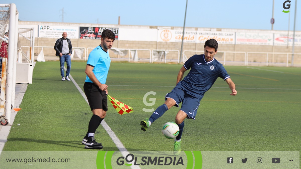 Jugador Gandia controlando balón