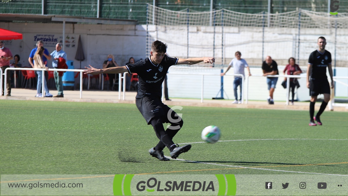 Jugador Ontinyent golpeando balón