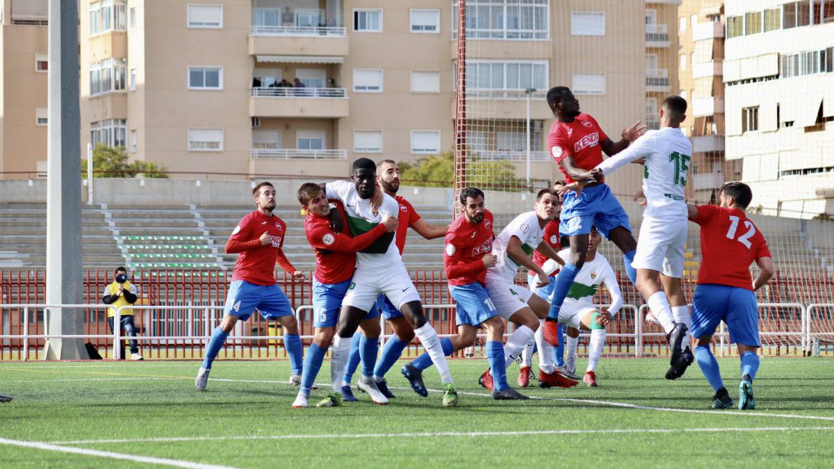 Los jugadores disputan un balón aéreo