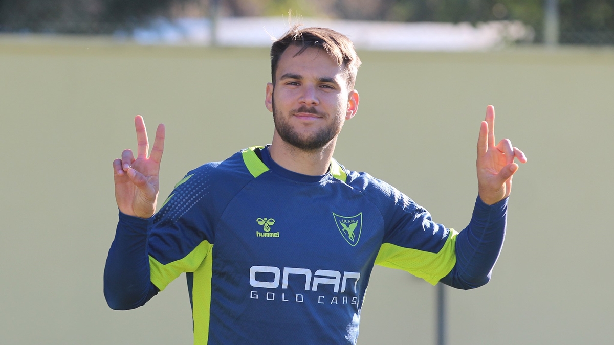 Tropi sonríe durante un entrenamiento