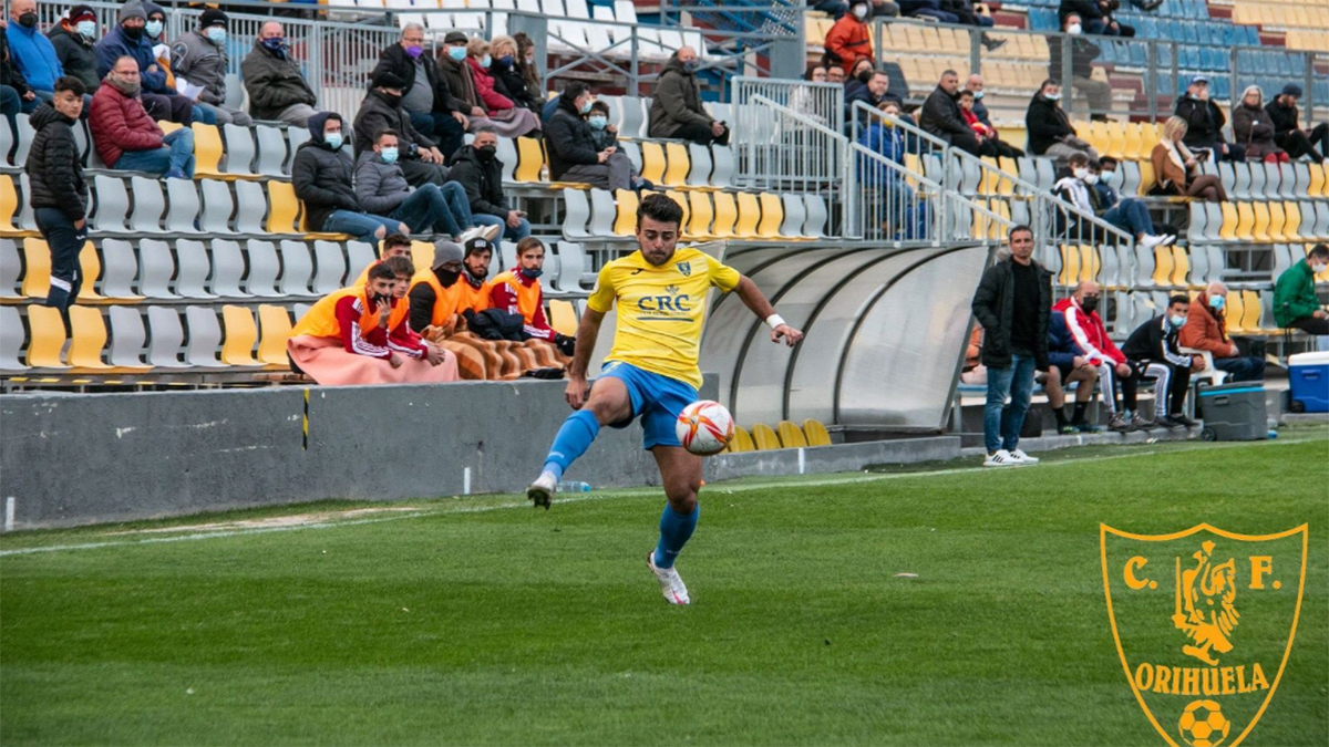 Pablo Aguilera intenta controlar balón