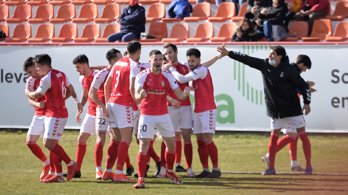 Jugadores RSD Alcalá celebran gol