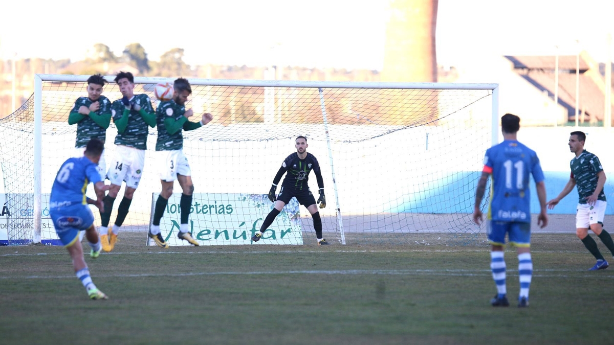 La barrera del CD Guijuelo bloca falta