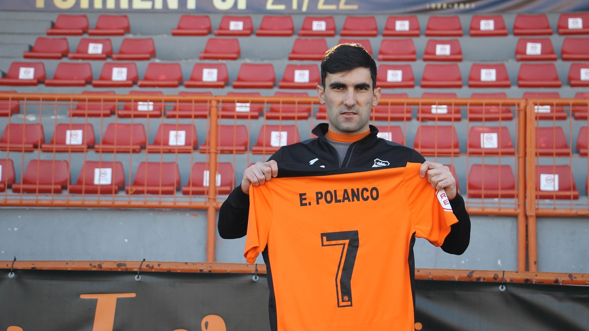 Erik Polanco posa camiseta Torrent CF