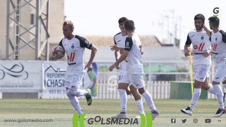 Jugadores Villajoyosa CF celebran un gol