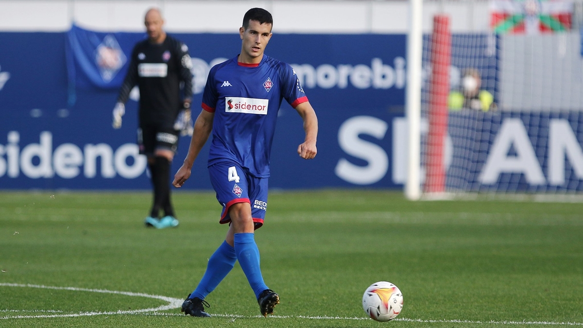 Aitor Arriegi toca el balón