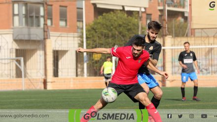 Jugador Alboraya UD protege el balón