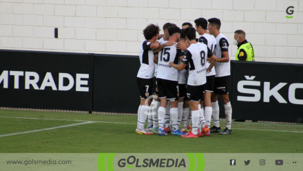Jugadores Valencia Mestalla celebran gol