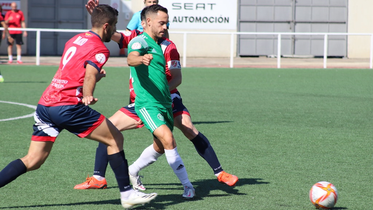 Víctor Merchán da un pase durante un partido