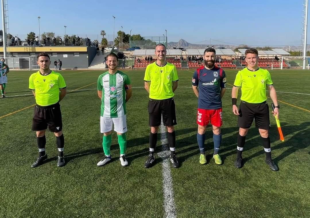 Capitanes posan junto al trío arbitral.