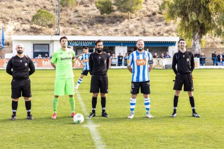 Los capitanes junto al trío arbitral.