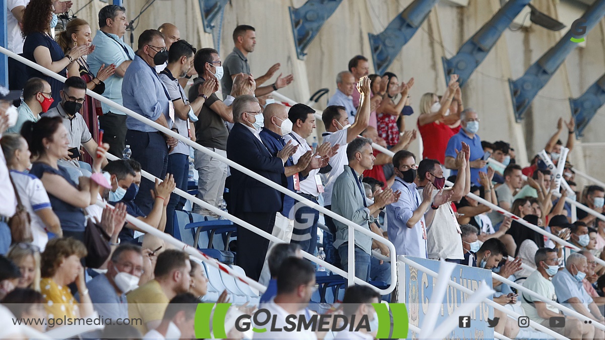 Presidente Callosa aplaude entre multitud