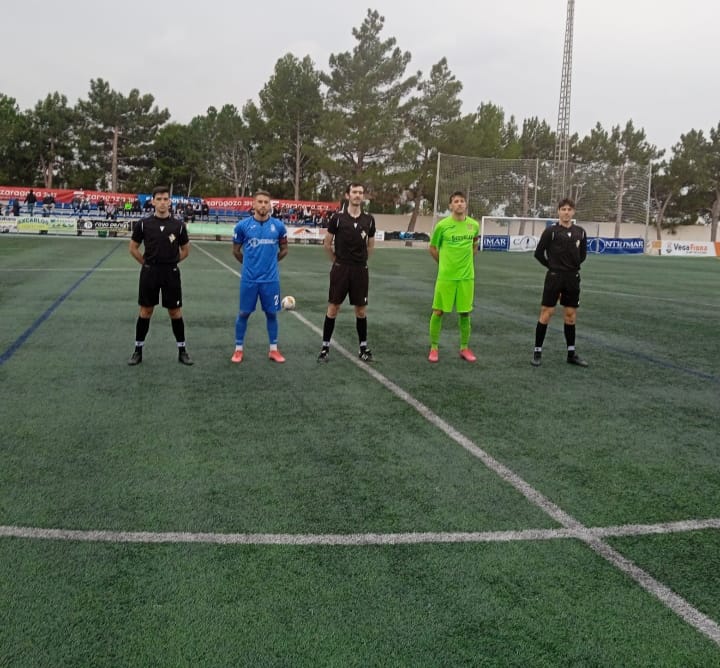 Capitanes y árbitros posan tras el sorteo.