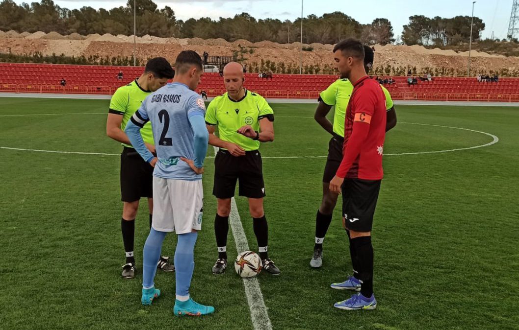 Capitanes preparados para el sorteo de campo.