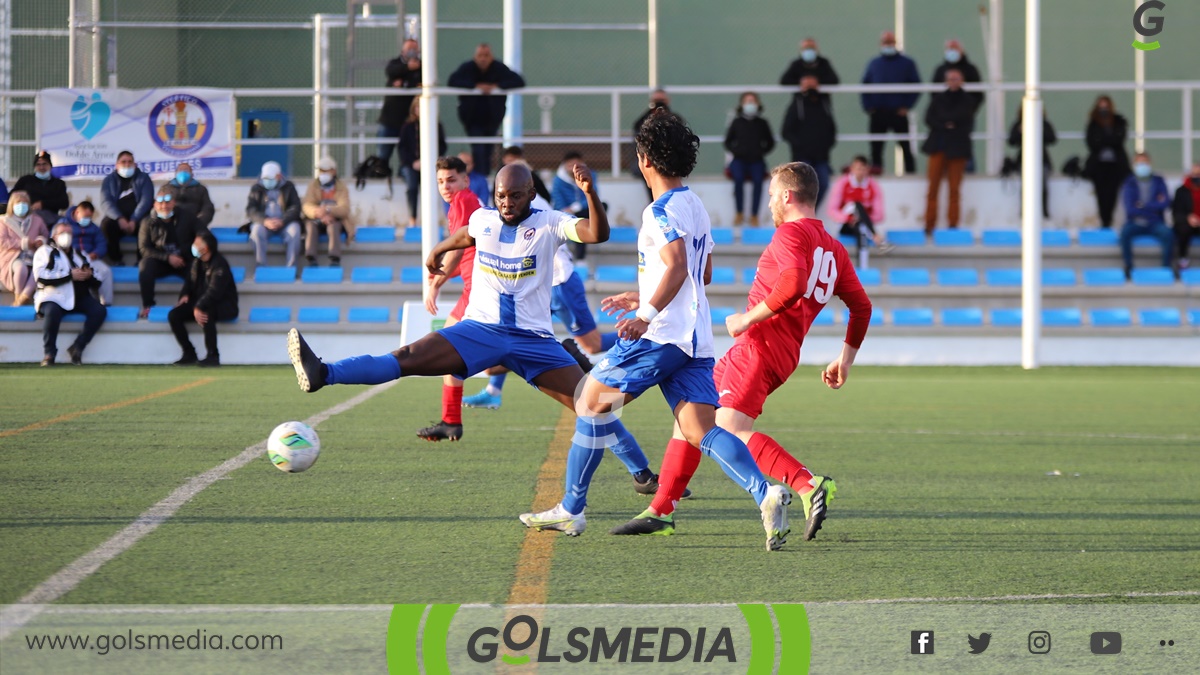 Jugador Benidorm cortando pase