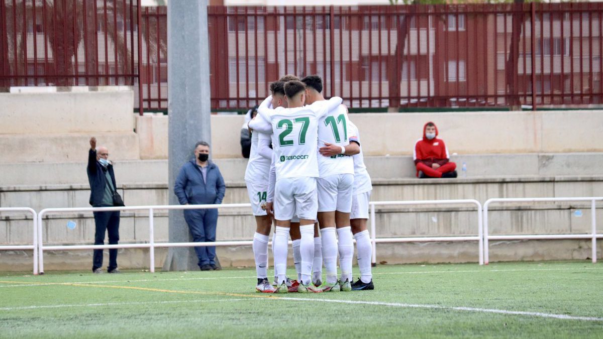 Los jugadores del Ilicitano CF hacen piña.