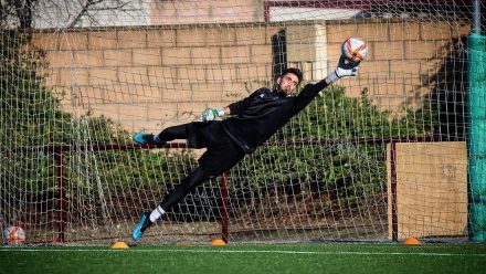 Roberto González se estira entrenamiento